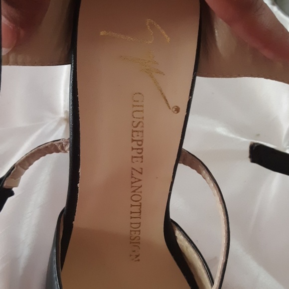 Giuseppe Zanotti 3 strap black sandal - Picture 3 of 8